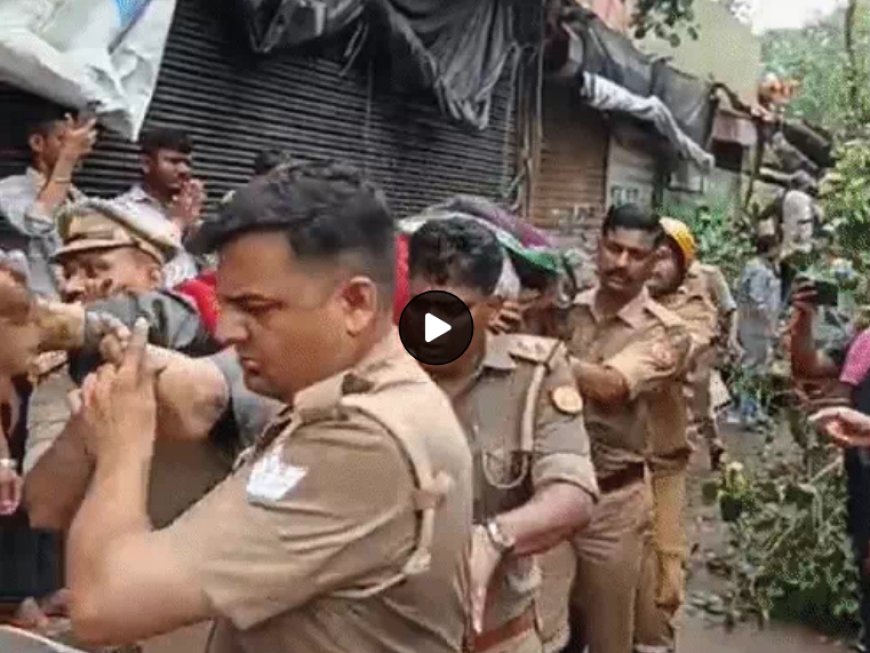 लखनऊ में 150 साल पुराने पेड़ गिरने से 1 की मौत, 4 लोग दबे, घर व गुमटियां ढहे