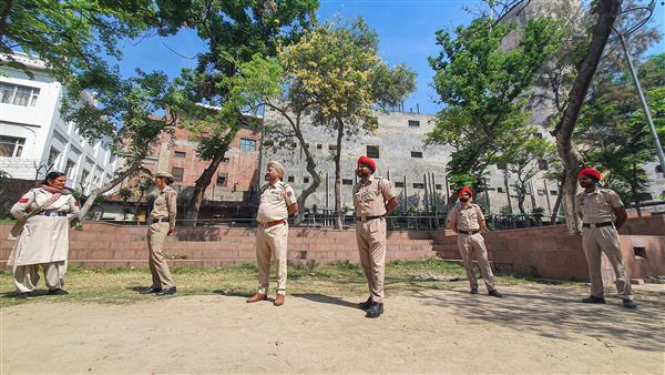 2023 5$largeimg 324390833