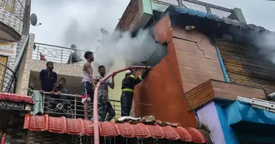 कानपुर कारखाना आग में कुर्सी फैक्ट्री जलती हुई