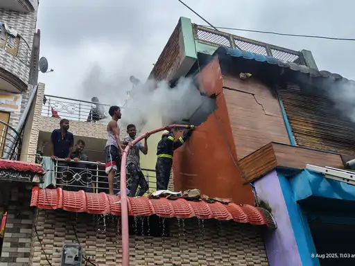 कानपुर कारखाना आग में कुर्सी फैक्ट्री जलती हुई